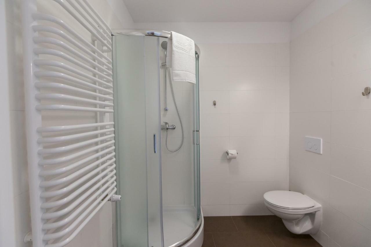 Artrooms Pokoje Goscinne Кросно Екстериор снимка