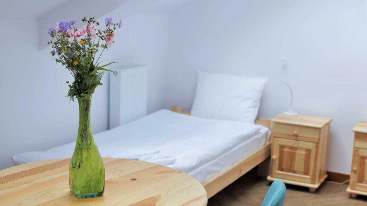 Artrooms Pokoje Goscinne Кросно Екстериор снимка