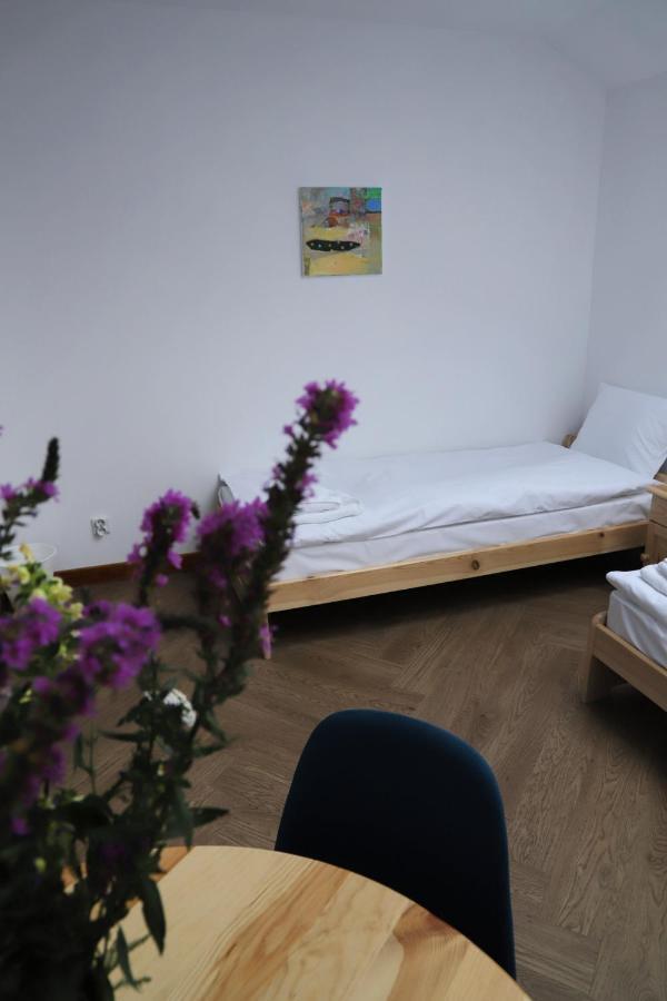 Artrooms Pokoje Goscinne Кросно Екстериор снимка