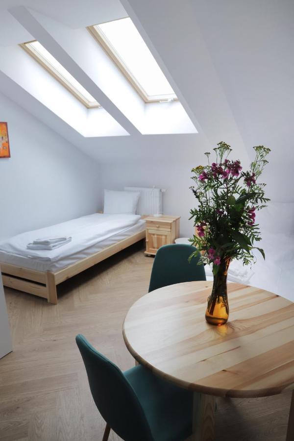 Artrooms Pokoje Goscinne Кросно Екстериор снимка