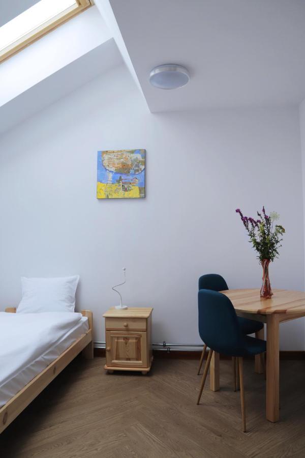 Artrooms Pokoje Goscinne Кросно Екстериор снимка